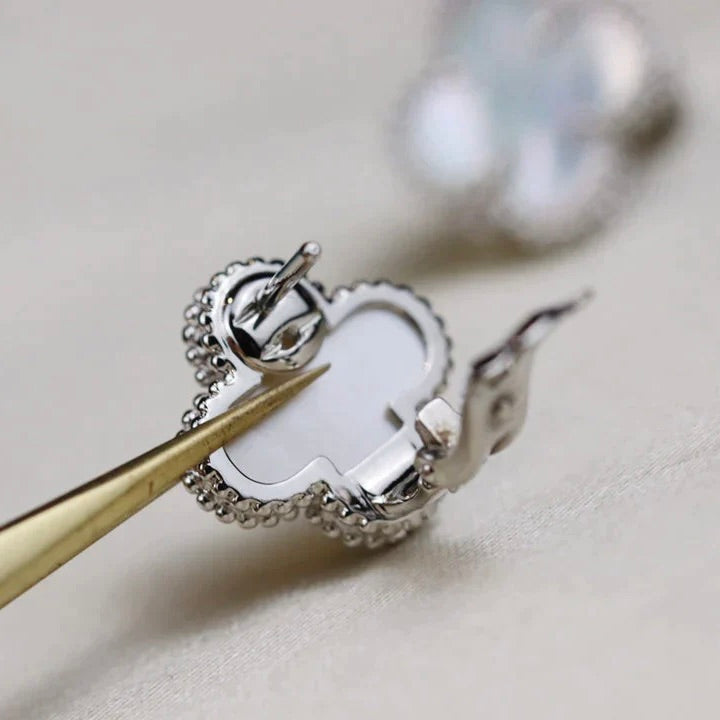 [AuraEcho]CLOVER MEDIUM 1 MOTIFS  WHITE MOP EARRINGS SILVER