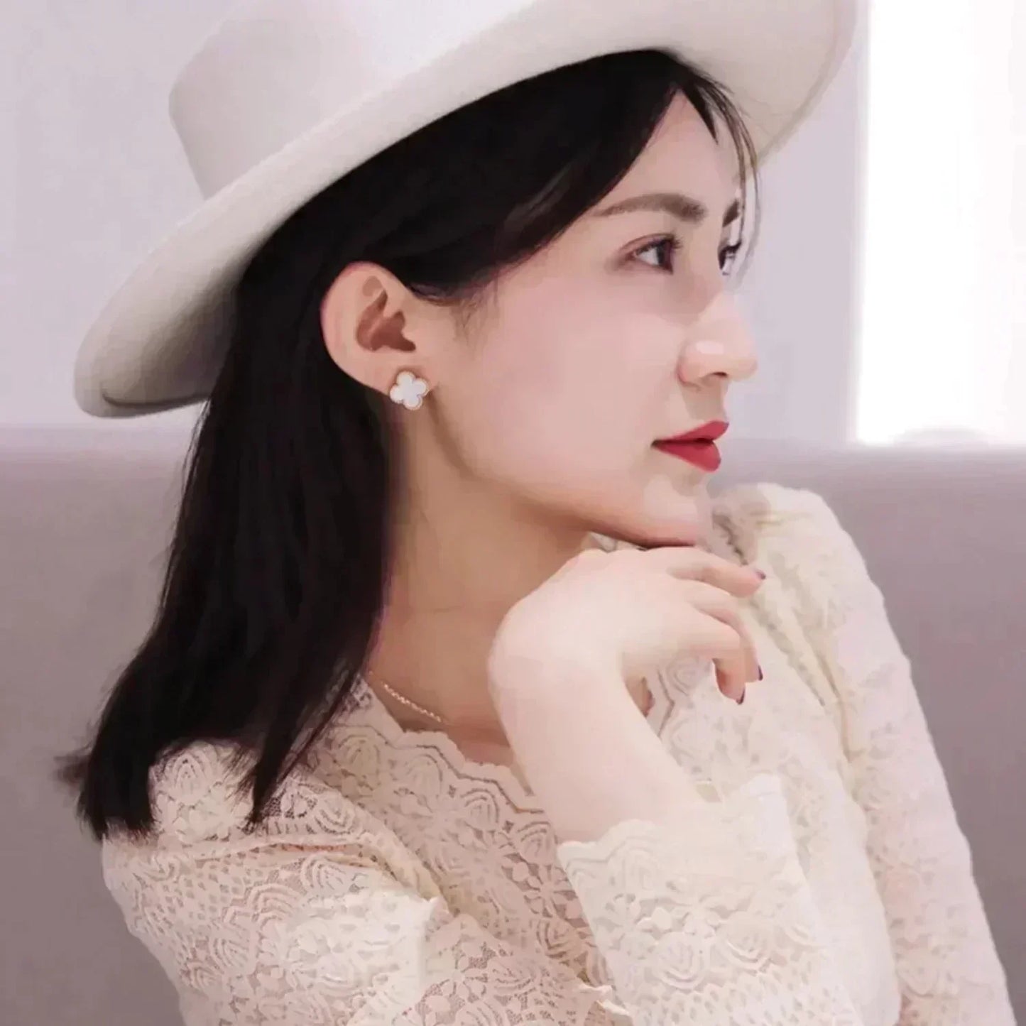 [AuraEcho]CLOVER MEDIUM 1 MOTIFS  WHITE MOP STUD EARRINGS