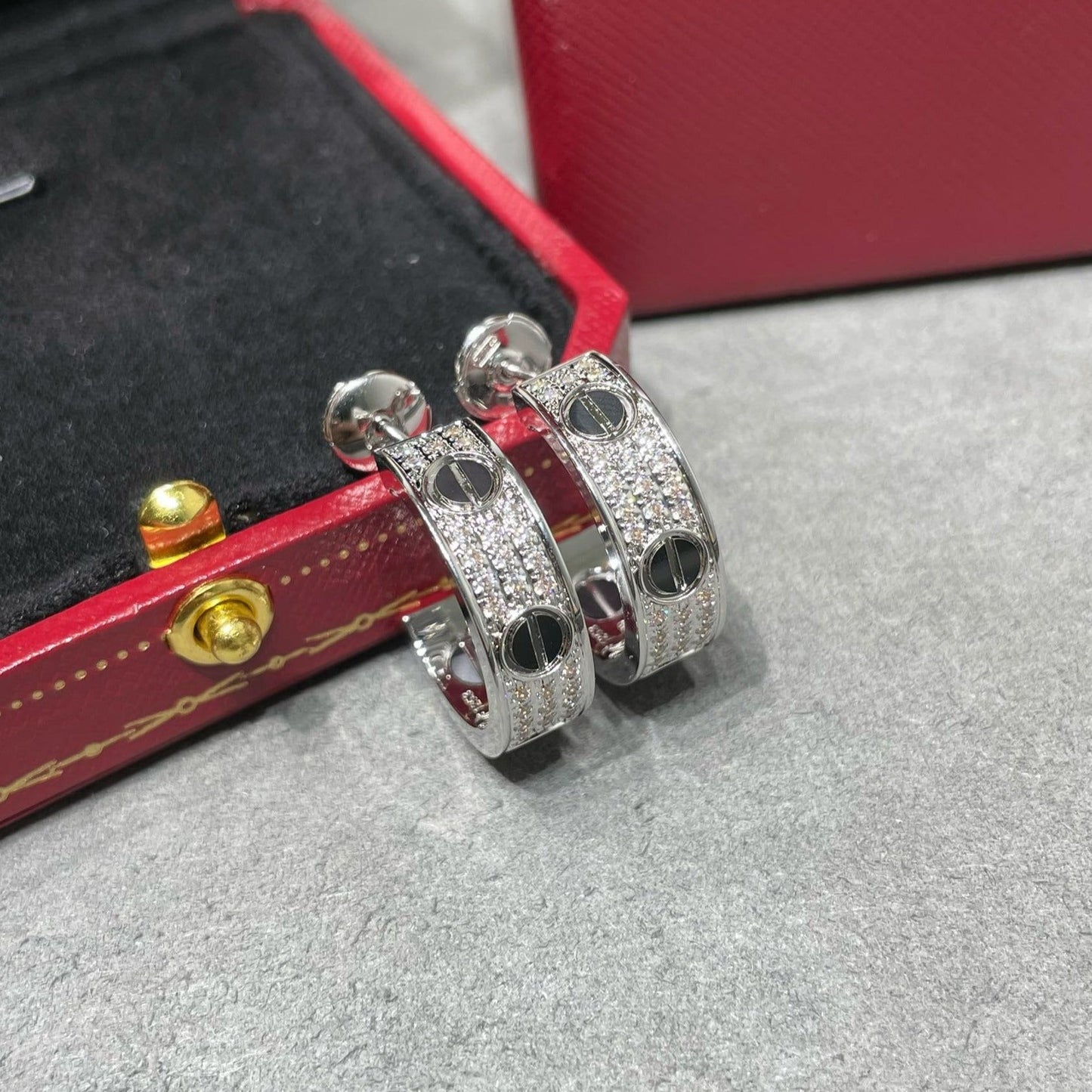 [AuraEcho]LOVE CERAMIC DIAMOND PAVED SILVER EARRINGS