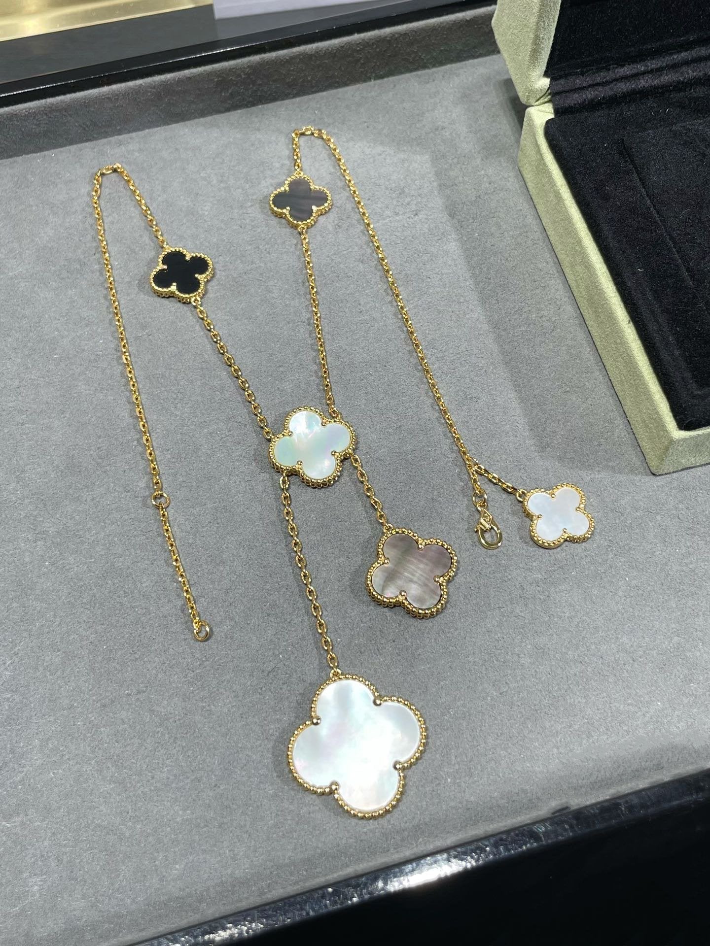 [AuraEcho]CLOVER 6 MOTIF MOP ONYX GOLD NECKLACE