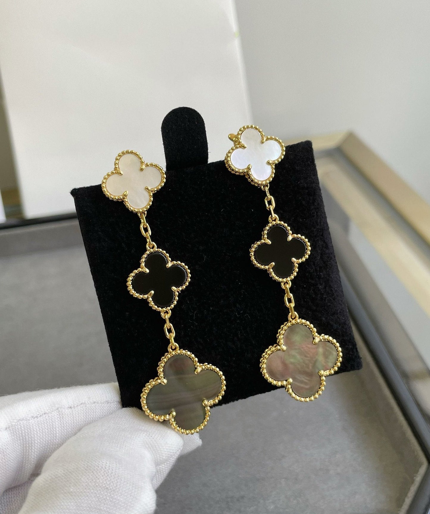 [AuraEcho]CLOVER 3 MOTIF MOP ONYX DARK MOP PINK GOLD EARRINGS