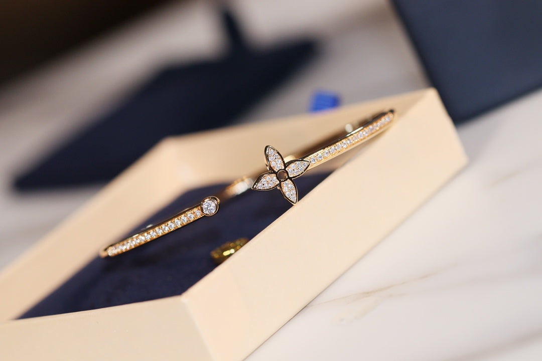 [AuraEcho]IDYLLE GOLD OPEN BRACELET DIAMOND PAVED