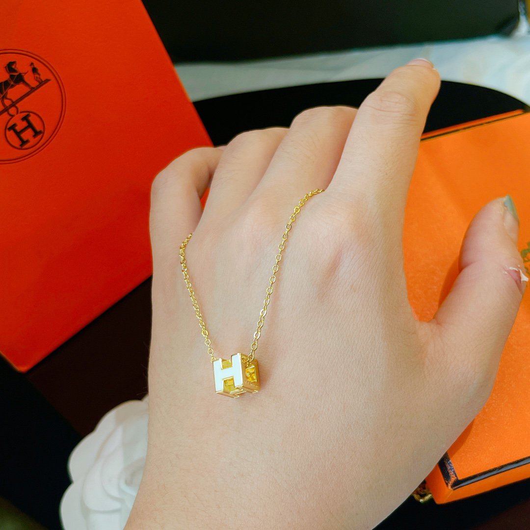 [AuraEcho]H WHITE SQUARE GOLD NECKLACE