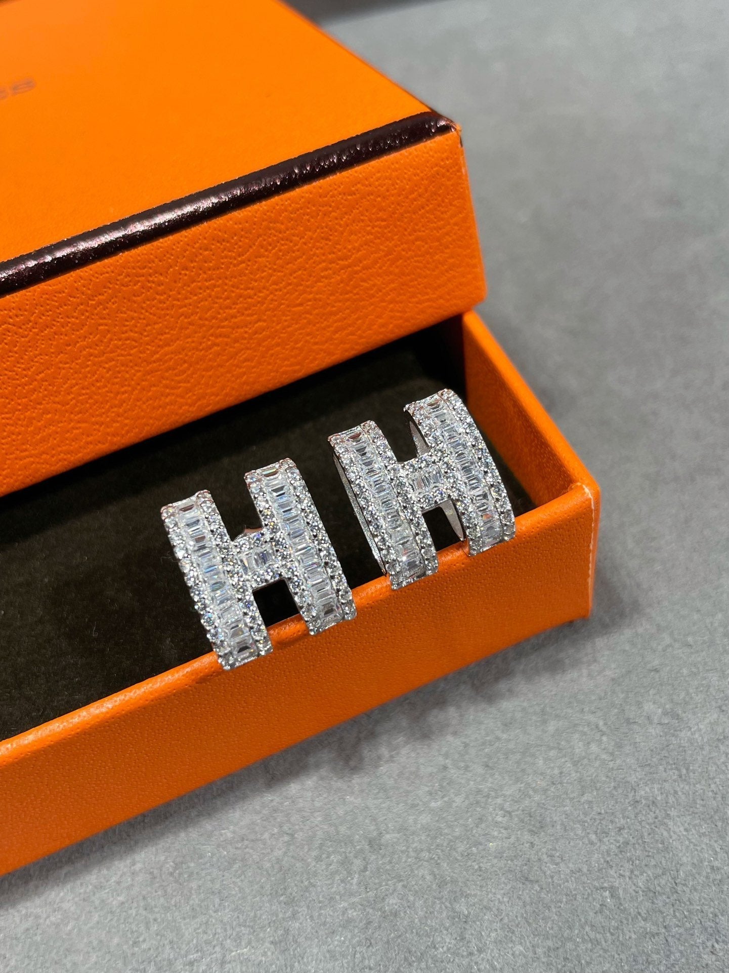 [AuraEcho]H STUD EARRINGS WITH SILVER DIAMONDS