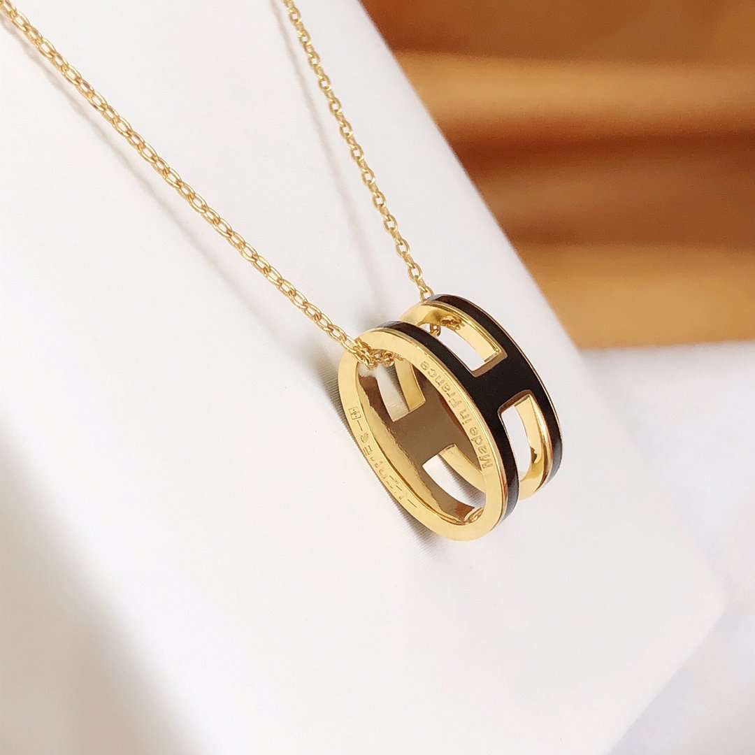 [AuraEcho]HM CLIC BLACK ENAMEL GOLD NECKLACE